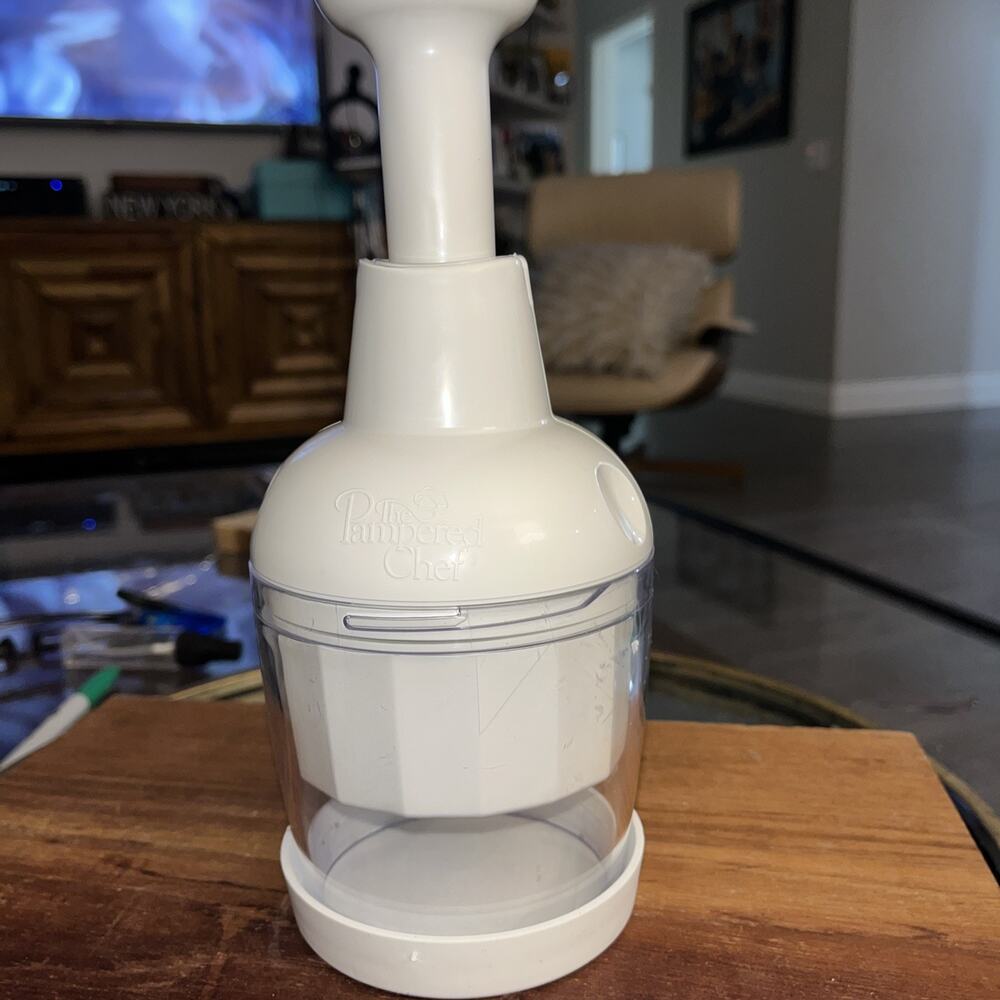 Pampered Chef Food Chopper Manual Push white GREAT CONDITION